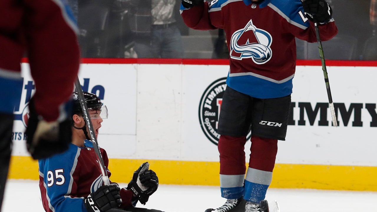 Burakovsky scores late goal, Avalanche beat Bruins 4-2